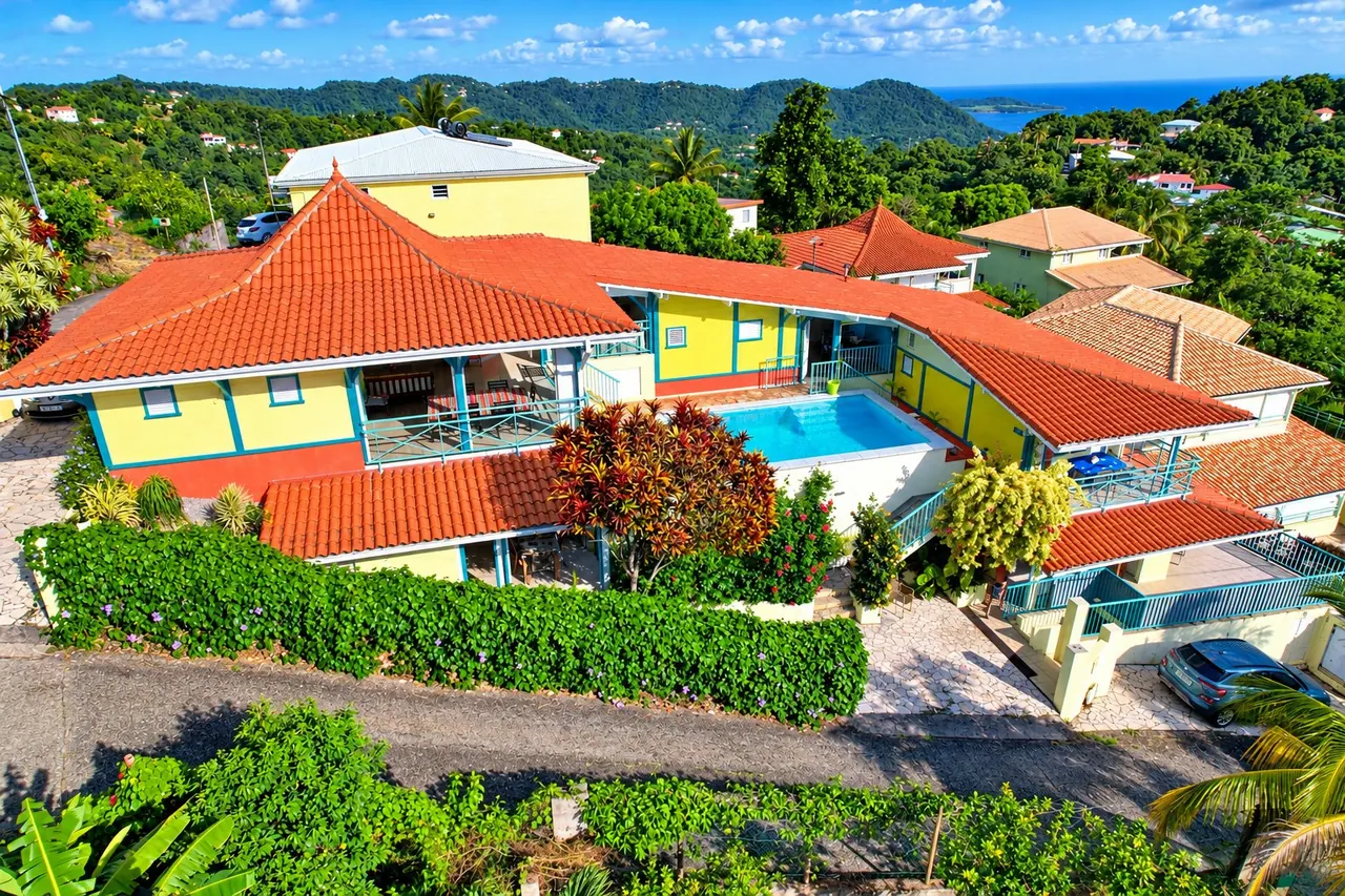 La piscine de la résidence avec vue mer